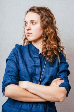 Genç ve çekici bir kadın.