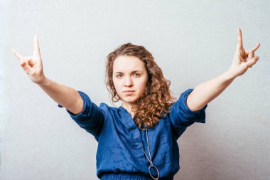 Stüdyonun arka planında taş gösteren kız