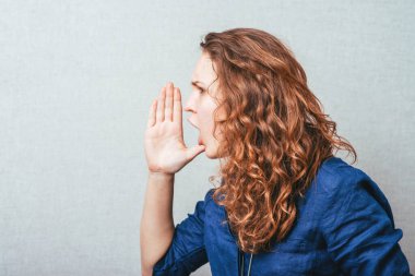 Stüdyoda çalışan bir kadın birini arıyor.