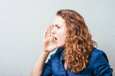 Stüdyoda çalışan bir kadın birini arıyor.