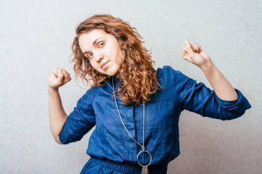 Kıvırcık kız uyanıyor. Gri arkaplan.