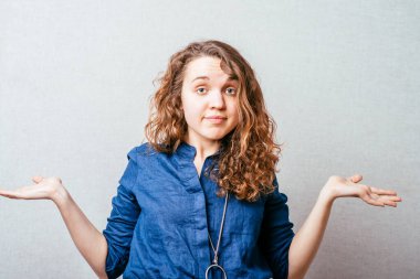 Bir kadın şaşkınlıkla elini kaldırdı, sordu. Gri arkaplan