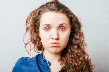 Güzel bir kadın stüdyo arkasında ağlıyor.