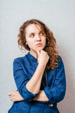 Stüdyo geçmişine karşı düşünen kız