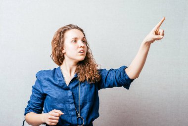 Kız birini işaret ediyor.