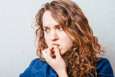 Kadın düşünüyormuş. Gri arkaplan