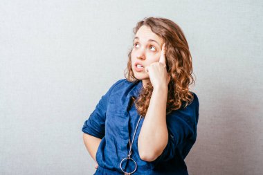 Kadın düşünüyormuş. Gri arkaplan