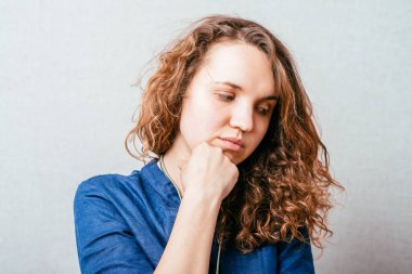 Kız elini kaldırdı.