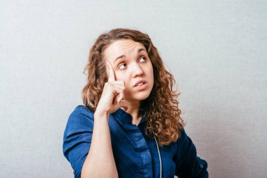 Kadın düşünüyormuş. Gri arkaplan