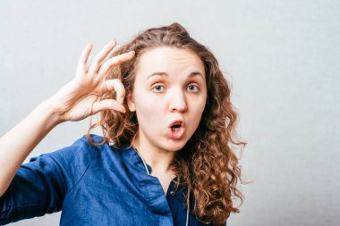 Genç kadın işaret ve sembol gösteriyor.