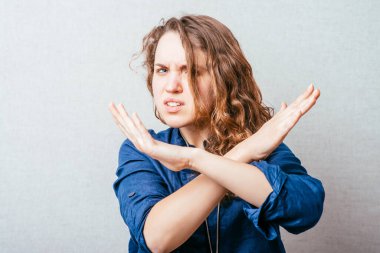 Kıvırcık kız mola veriyor. Gri arkaplan.