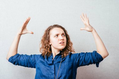 Kız görünmez bir şey gösteriyor.