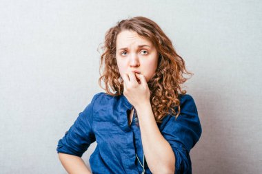 Kadın düşünüyormuş. Gri arkaplan