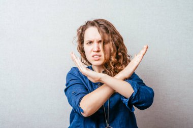 Kıvırcık kız mola veriyor. Gri arkaplan.