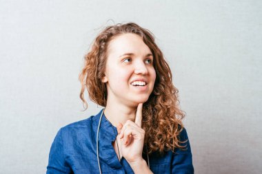 Kız, stüdyo geçmişini hatırlıyor.