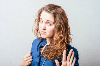 Bir kadın jest molası veriyor. Gri arkaplan