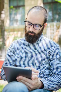 İşadamı dokunmatik tablet pc kullanıyor