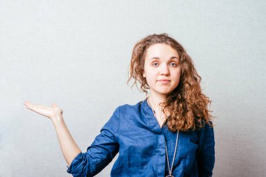 Kız görünmez bir şey gösteriyor.