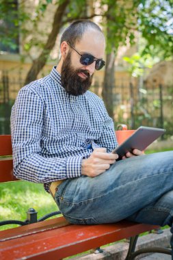 İşadamı dokunmatik tablet pc kullanıyor