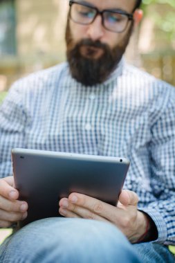 İşadamı dokunmatik tablet pc kullanıyor