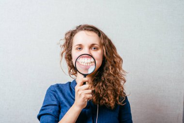 Büyüteçli bir kız.