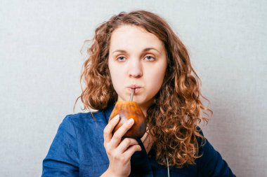 Tatlı esmer bir kızın portresi. İçki arkadaşı.