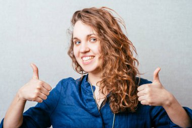 Kız stüdyonun arka planını gösteriyor.