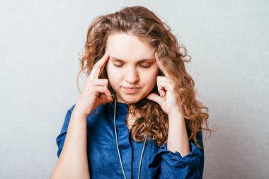 Kız stüdyo geçmişine karşı düşünüyor.