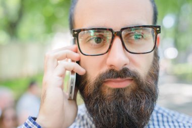 Telefonda konuşan neşeli bir adamın portresi.