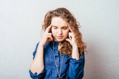 Kız stüdyo geçmişine karşı düşünüyor.