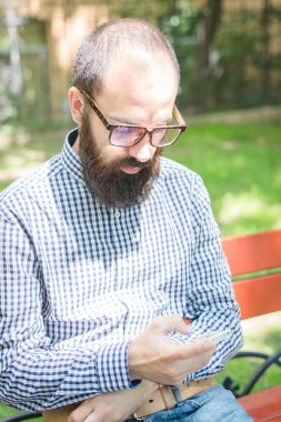 Bahçe arka planında sakallı adam