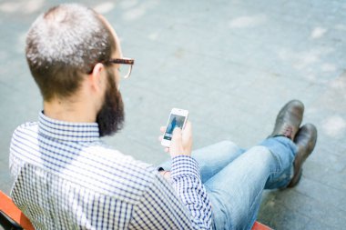 Bahçe arka planında sakallı adam