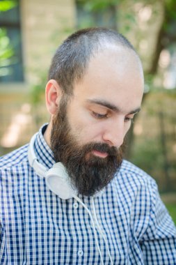 Bahçe arka planında sakallı adam