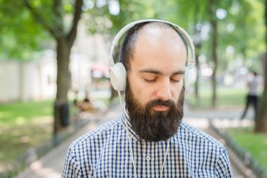 Bahçe arka planında sakallı adam