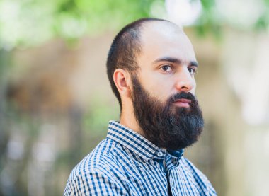 Büyük sakallı ve bıyıklı adam.