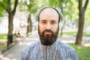 Bahçe arka planında sakallı adam