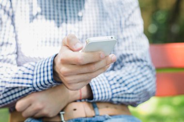 Numarayı elle çevirir.