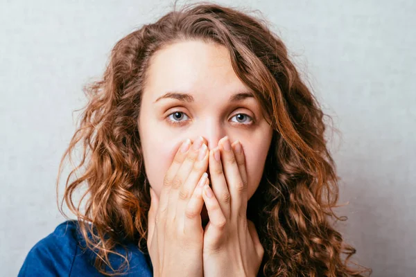 Lockige Frau Hustet Und Bedeckt Ihren Mund Mit Seinen Händen — Stockfoto