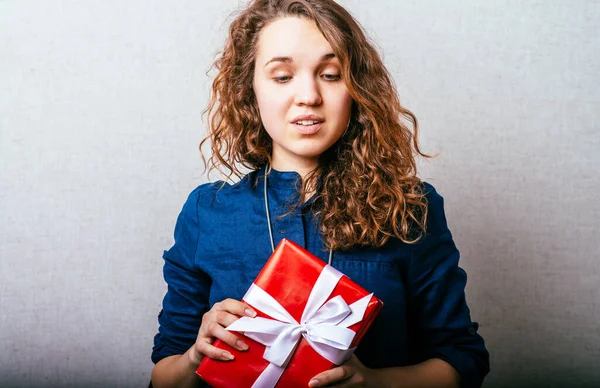 Chica Rizada Sosteniendo Una Caja Roja Regalo Con Lazo Blanco — Foto de Stock