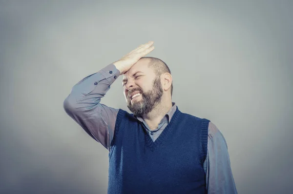 Portrait Rapproché Jeune Homme Bouleversé Avec Main Sur Tête — Photo