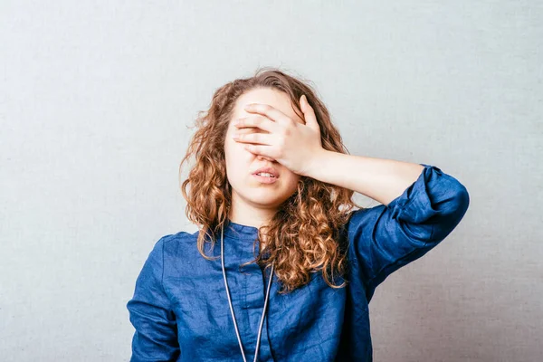 Lockiges Mädchen Das Ihre Augen Mit Der Hand Bedeckt Grauer — Stockfoto