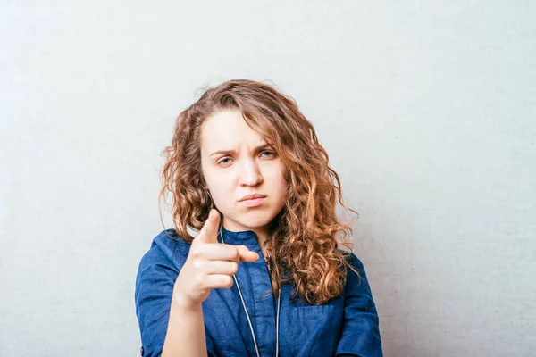Curly Girl Mostra Dedo Indicador Para Frente Fundo Cinzento — Fotografia de Stock