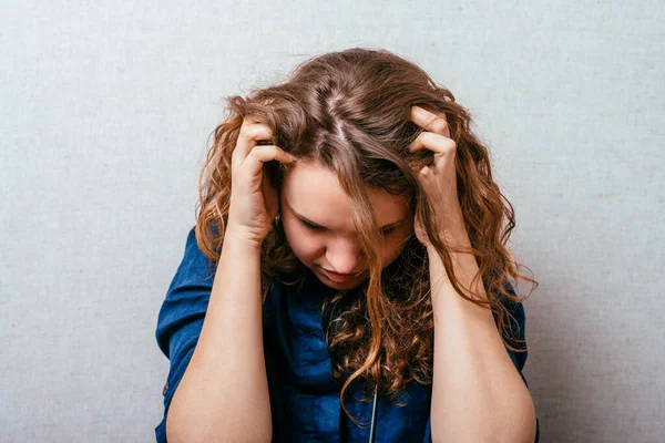 Lockige Frau Wütend Frustriert Unglücklich Verängstigt Auf Grauem Hintergrund — Stockfoto