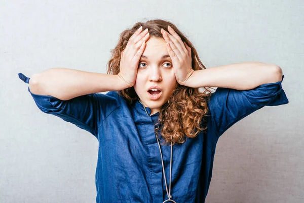 Een Vrouw Toont Een Gebaar Van Slecht Handen Zijn Hoofd — Stockfoto