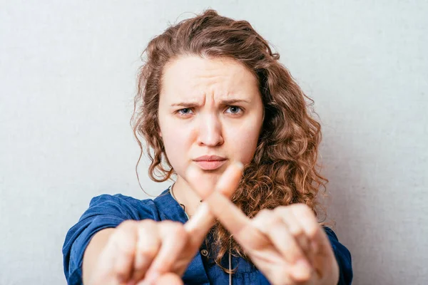 Chica Muestra Parada Contra Fondo Estudio — Foto de Stock