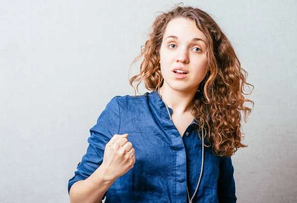 Jonge Vrouw Vieren Tegen Studio Achtergrond — Stockfoto