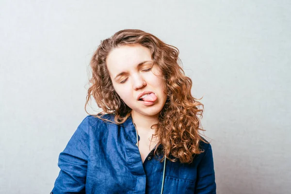 Ragazza Stanca Sullo Sfondo Studio — Foto Stock