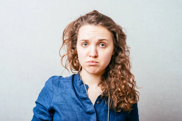 Güzel bir kadın stüdyo arkasında ağlıyor.