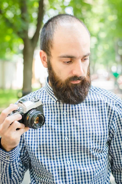 Porträtt Stilig Ung Man Med Kamera — Stockfoto