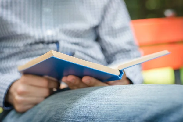 Der Mensch Liest Buch Seinen Händen — Stockfoto